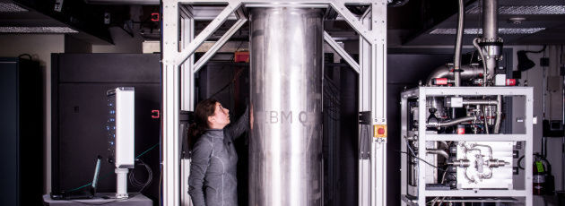 IBM-Forscherin Katie Pooley prüft die Kühlung des Quantencomputers, indem der Prototype des bislang stärksten Quantenprozessors von IBM Research getestet wird. Dank zahlreicher Verbesserungen beim Material und der Architektur verspricht der neu entwickeltse 17-Qubit-Prozessor, mindestens doppelt so schnell wie die heute über die IBM Cloud zugreifbaren Prozessoren des via Cloud zugänglichen "IBM Q" zu sein. IBM-Forscherin Katie Pooley prüft die Kühlung des Quantencomputers, indem der Prototype des bislang stärksten Quantenprozessors von IBM Research getestet wird. Dank zahlreicher Verbesserungen beim Material und der Architektur verspricht der neu entwickeltse 17-Qubit-Prozessor, mindestens doppelt so schnell wie die heute über die IBM Cloud zugreifbaren Prozessoren des via Cloud zugänglichen "IBM Q" zu sein.