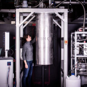 IBM-Forscherin Katie Pooley prüft die Kühlung des Quantencomputers, indem der Prototype des bislang stärksten Quantenprozessors von IBM Research getestet wird. Dank zahlreicher Verbesserungen beim Material und der Architektur verspricht der neu entwickeltse 17-Qubit-Prozessor, mindestens doppelt so schnell wie die heute über die IBM Cloud zugreifbaren Prozessoren des via Cloud zugänglichen "IBM Q" zu sein. IBM-Forscherin Katie Pooley prüft die Kühlung des Quantencomputers, indem der Prototype des bislang stärksten Quantenprozessors von IBM Research getestet wird. Dank zahlreicher Verbesserungen beim Material und der Architektur verspricht der neu entwickeltse 17-Qubit-Prozessor, mindestens doppelt so schnell wie die heute über die IBM Cloud zugreifbaren Prozessoren des via Cloud zugänglichen "IBM Q" zu sein.