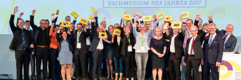 Zum Abschluss der Preisverleihung kommen alle Sieger der elf Kategorien des Awards „Fachmdium des Jahres 2017“ sowie die drei Erstplatzierten des Awards „Fachjournalist des Jahres 2017“ zusammen. Zum Abschluss der Preisverleihung kommen alle Sieger der elf Kategorien des Awards „Fachmdium des Jahres 2017“ sowie die drei Erstplatzierten des Awards „Fachjournalist des Jahres 2017“ zusammen.