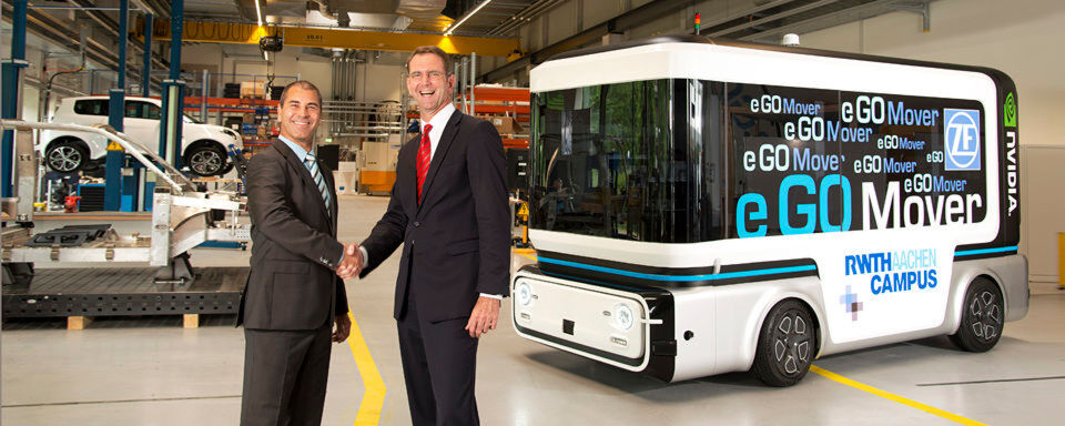 Prof. Dr. Günther Schuh, CEO der e.GO Mobile AG (r.), und Torsten Gollewski, Leiter der ZF-Vorentwicklung und Geschäftsführer der Zukunft Ventures GmbH, präsentieren den People- und Cargo Mover. Das autonom fahrende Fahrzeug wird als gemeinsames Produkt des Joint Ventures e.GO Moove von ZF und e.GO gebaut. Prof. Dr. Günther Schuh, CEO der e.GO Mobile AG (r.), und Torsten Gollewski, Leiter der ZF-Vorentwicklung und Geschäftsführer der Zukunft Ventures GmbH, präsentieren den People- und Cargo Mover. Das autonom fahrende Fahrzeug wird als gemeinsames Produkt des Joint Ventures e.GO Moove von ZF und e.GO gebaut.
