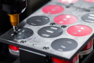 Bei Härteprüfverfahren setzt Würth Industrie Service auf modernste voll automatisierte Technik. Bei Härteprüfverfahren setzt Würth Industrie Service auf modernste voll automatisierte Technik.