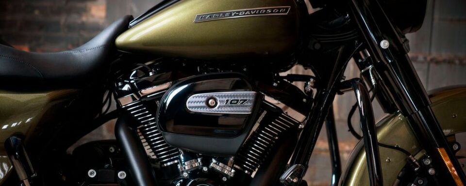 Die Harley-Davidson Road King Spezial glänzt mit dem neuen Milwaukee-Eight V-Twin 107. Die Harley-Davidson Road King Spezial glänzt mit dem neuen Milwaukee-Eight V-Twin 107.