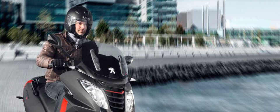 Aufgrund einer Änderung der Fahrerlaubnis-Verordnung dürfen jetzt wirklich alle Fans mit Pkw- oder Motorradführerschein den Peugeot Metropolis fahren. Aufgrund einer Änderung der Fahrerlaubnis-Verordnung dürfen jetzt wirklich alle Fans mit Pkw- oder Motorradführerschein den Peugeot Metropolis fahren.