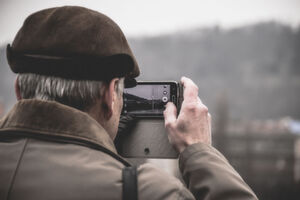 Soziale Netzwerke sind nur etwas für Teenies? Falsch! Das Alter auf Social Media Kanälen steigt – eine gute Nachricht für B2B-Unternehmen! Soziale Netzwerke sind nur etwas für Teenies? Falsch! Das Alter auf Social Media Kanälen steigt – eine gute Nachricht für B2B-Unternehmen!