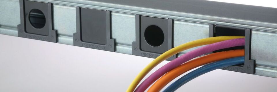 Ein umfassender Kantenschutz mit hochwertigen Kunststoffteilen sorgt beim PIK für eine kabelschonende Installation beim Aus- und Einführen der Kabel. Ein umfassender Kantenschutz mit hochwertigen Kunststoffteilen sorgt beim PIK für eine kabelschonende Installation beim Aus- und Einführen der Kabel.