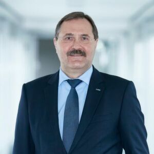 Dr. Bruno Lindl, Geschäftsführer Forschung und Entwicklung der ebm-papst Gruppe nimmt den neuen Rennboliden unter die Lupe. Dr. Bruno Lindl, Geschäftsführer Forschung und Entwicklung der ebm-papst Gruppe nimmt den neuen Rennboliden unter die Lupe.