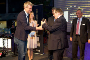 MdB Dieter Janecek übergibt den Deutschen Rechenzentrumspreis an Rudolf Lohner vom Karlsruher Institut für Technologie (KIT) für das Projekt „ForHLR – Hocheffizientes HPC-Rechenzentrum mit Warmwasserkühlung“. MdB Dieter Janecek übergibt den Deutschen Rechenzentrumspreis an Rudolf Lohner vom Karlsruher Institut für Technologie (KIT) für das Projekt „ForHLR – Hocheffizientes HPC-Rechenzentrum mit Warmwasserkühlung“.