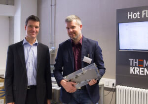 Dieter Janecek (rechts) zu Besuch bei der Thomas Krenn AG am Produktionsstandort in Freyung. Dr. David Hoeflmayr, CEO der Thomas-Krenn AG, zeigt den Prototypen für das „Hot-Fluid-Computing“. Dieter Janecek (rechts) zu Besuch bei der Thomas Krenn AG am Produktionsstandort in Freyung. Dr. David Hoeflmayr, CEO der Thomas-Krenn AG, zeigt den Prototypen für das „Hot-Fluid-Computing“.