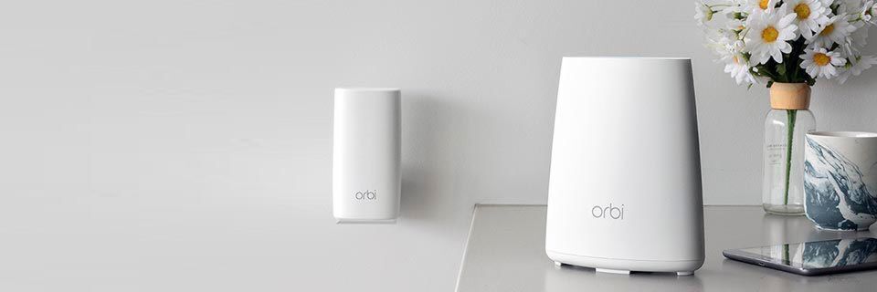 Der Satellit des Orbi-Triband-WLAN-Systems RBK30 wird an einer Wandsteckdose platziert. Der Satellit des Orbi-Triband-WLAN-Systems RBK30 wird an einer Wandsteckdose platziert.