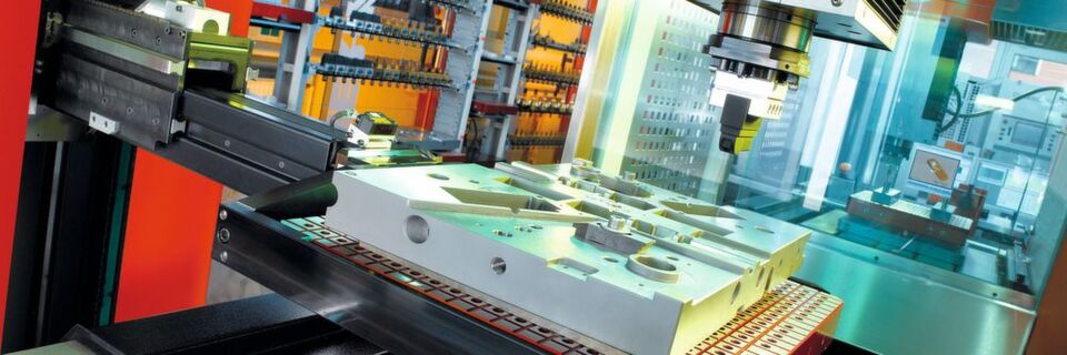 The plate changer is only one part of the system. In the background, a part of the storage capacity can be seen. The plate changer is only one part of the system. In the background, a part of the storage capacity can be seen.