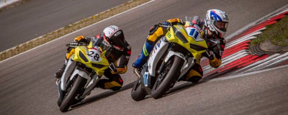 Die Nachwuchspiloten Troy Beinlich (rechts) und Lukas Franke haben beim IDM-Auftakt auf dem Nürburgring Gas gegeben. Die Nachwuchspiloten Troy Beinlich (rechts) und Lukas Franke haben beim IDM-Auftakt auf dem Nürburgring Gas gegeben.