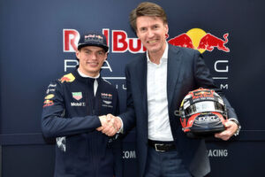 Formel-1-Fahrer Max Verstappen (re. mit Exact-CEO Erik van der Meijden) steht als „Tech Talent Leader“ für Leidenschaft und Ehrgeiz: Sowohl Verstappen als auch Exact als Sponsor untermauern deutlich ihren Anspruch auf die Pole Position bei Formel-1-Rennen bzw. Business Software. Formel-1-Fahrer Max Verstappen (re. mit Exact-CEO Erik van der Meijden) steht als „Tech Talent Leader“ für Leidenschaft und Ehrgeiz: Sowohl Verstappen als auch Exact als Sponsor untermauern deutlich ihren Anspruch auf die Pole Position bei Formel-1-Rennen bzw. Business Software.