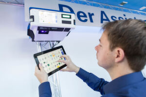 Der Assistent ist ein eigenständiges und unabhängiges Komplettsystem zur Digitalisierung der manuellen Fertigung. Mehr als 100 Apps stehen für verschiedenste Aufgaben zur Verfügung, im eigenen App-Shop, aus dem per Drag and Drop ausgewählt werden kann, so einfach wie bei einem Smartphone. Er beinhaltet zudem unbegrenzte Möglichkeiten, seine Aufgaben durch weitere Apps zu erweitern. Und er kommuniziert bei Bedarf mit ERP und Steuerungssoftware. Der Assistent ist ein eigenständiges und unabhängiges Komplettsystem zur Digitalisierung der manuellen Fertigung. Mehr als 100 Apps stehen für verschiedenste Aufgaben zur Verfügung, im eigenen App-Shop, aus dem per Drag and Drop ausgewählt werden kann, so einfach wie bei einem Smartphone. Er beinhaltet zudem unbegrenzte Möglichkeiten, seine Aufgaben durch weitere Apps zu erweitern. Und er kommuniziert bei Bedarf mit ERP und Steuerungssoftware.