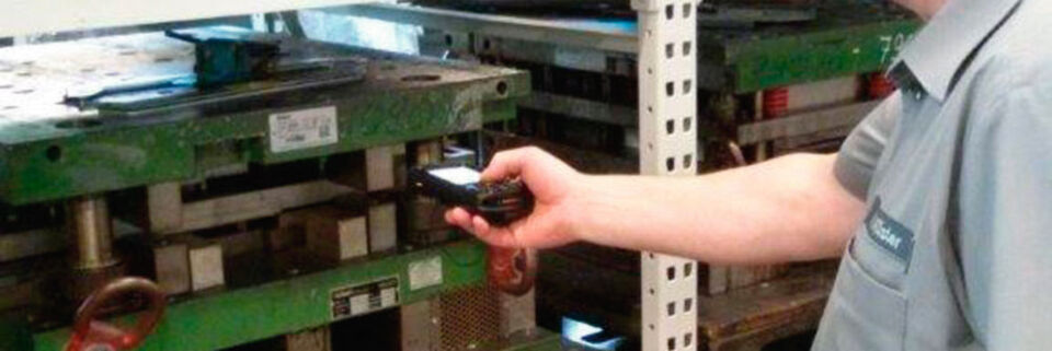 Dank metallischer Etiketten ist die zuverlässige Gütererfassung per Handheld möglich. Das Labelling erfolgt dabei auf robuster Basis. Dank metallischer Etiketten ist die zuverlässige Gütererfassung per Handheld möglich. Das Labelling erfolgt dabei auf robuster Basis.