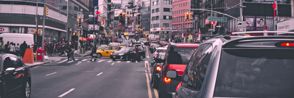 Social Media ist die wichtigsten Quelle, um gezielten Traffic auf einen Blog zu bringen – und das nicht nur im Consumer Bereich, sondern auch im B2B. Denn auch B2B-Entscheider nutzen die Social Media Kanäle. Social Media ist die wichtigsten Quelle, um gezielten Traffic auf einen Blog zu bringen – und das nicht nur im Consumer Bereich, sondern auch im B2B. Denn auch B2B-Entscheider nutzen die Social Media Kanäle.