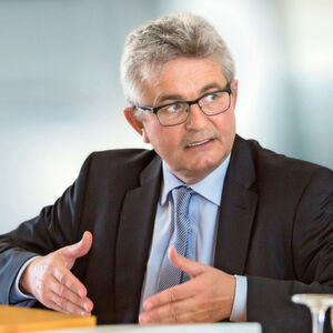 Bertram Brossardt: „Wir vertrauen auf die Klugheit der USA, dass der offene Welthandel, den die USA ja sehr stark nutzen, bestehen bleibt.“ Bertram Brossardt: „Wir vertrauen auf die Klugheit der USA, dass der offene Welthandel, den die USA ja sehr stark nutzen, bestehen bleibt.“