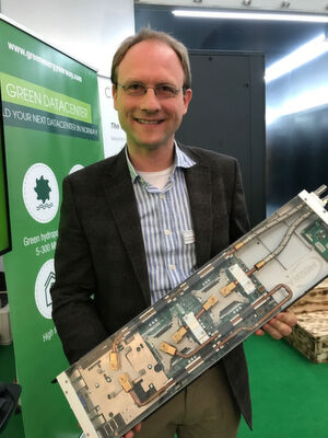 Dr. Jens Struckmeier, CTO und Gründer von Cloud&Heat, zeigt einen Teil der Technik, die hinter der Abwärmenutzung steckt. Dr. Jens Struckmeier, CTO und Gründer von Cloud&Heat, zeigt einen Teil der Technik, die hinter der Abwärmenutzung steckt.