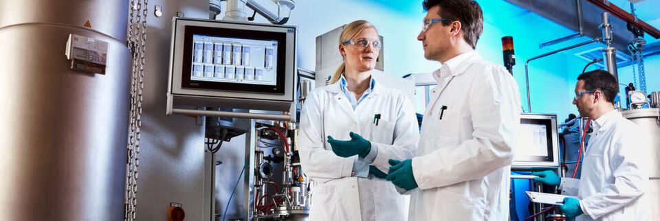 Herstellung von Bio-Anilin: Im kleinen Maßstab klappt der Prozess. Projektleiter Dr. Gernot Jäger (Mitte) arbeitet mit seinem Team (Dr. Swantje Behnken, links, und Dr. Wolf Kloeckner, rechts) daran, ihn auch in größeren Anlagen zu testen. Herstellung von Bio-Anilin: Im kleinen Maßstab klappt der Prozess. Projektleiter Dr. Gernot Jäger (Mitte) arbeitet mit seinem Team (Dr. Swantje Behnken, links, und Dr. Wolf Kloeckner, rechts) daran, ihn auch in größeren Anlagen zu testen.