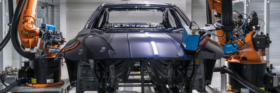 Mit einer neuartigen Lacktechnik erspart sich BMW die Füllerschicht in der Lackierung und senkt damit den Energieverbrauch drastisch. Mit einer neuartigen Lacktechnik erspart sich BMW die Füllerschicht in der Lackierung und senkt damit den Energieverbrauch drastisch.