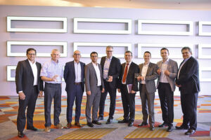 Gruppenbild mit den deutschen Award-Gewinnern auf dem HPE Global Partner Summit: Gerry Steinberger (HPE), Björn Meyer (Tenzing), Thomas Zimmer (ACP), Ulrich Seibold, Dirk Waltje (ACP), Gerald Gruhl (PDV Systeme), Christian Daniel (PDV Systeme), Alex Burman (Computacenter), Peter Steensma (HPE) Gruppenbild mit den deutschen Award-Gewinnern auf dem HPE Global Partner Summit: Gerry Steinberger (HPE), Björn Meyer (Tenzing), Thomas Zimmer (ACP), Ulrich Seibold, Dirk Waltje (ACP), Gerald Gruhl (PDV Systeme), Christian Daniel (PDV Systeme), Alex Burman (Computacenter), Peter Steensma (HPE)