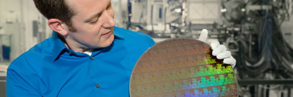 IBM-Forscher zeigt einen Wafer mit Chips in 5-Nanometer-Technologie IBM-Forscher zeigt einen Wafer mit Chips in 5-Nanometer-Technologie