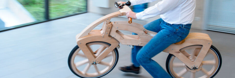 Am 12. Juni 2017 feiert die erste Radtour ihren 200. Geburtstag. Aus diesem Anlass fasste Holger Hermanns, Professor für Informatik an der Universität des Saarlandes den Entschluss, das Laufrad des Karl von Drais nachzubauen und es dabei gleich mit einem Elektroantrieb auszustatten. Am 12. Juni 2017 feiert die erste Radtour ihren 200. Geburtstag. Aus diesem Anlass fasste Holger Hermanns, Professor für Informatik an der Universität des Saarlandes den Entschluss, das Laufrad des Karl von Drais nachzubauen und es dabei gleich mit einem Elektroantrieb auszustatten.