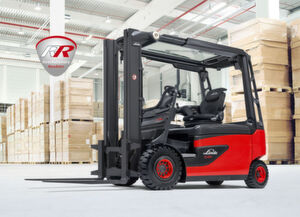 Der Linde „Roadster“ kommt ohne A-Säule aus und macht Bereiche sichtbar, die sonst hinter Stahlprofilen versteckt blieben. Der Linde „Roadster“ kommt ohne A-Säule aus und macht Bereiche sichtbar, die sonst hinter Stahlprofilen versteckt blieben.