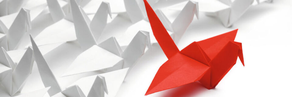 Origami ist „die Kunst des Papierfaltens“. Ausgehend von einem zumeist quadratischen Blatt Papier entstehen allein durch Falten zwei- oder dreidimensionale Objekte. Origami ist „die Kunst des Papierfaltens“. Ausgehend von einem zumeist quadratischen Blatt Papier entstehen allein durch Falten zwei- oder dreidimensionale Objekte.
