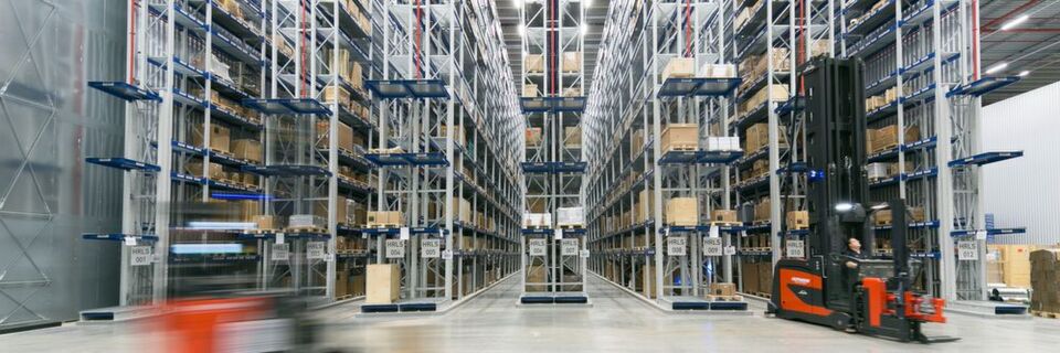 Service 4.0 bei Trumpf: 35.000 Teile – auch für ältere Maschinen – warten im Trumpf-Logistikcenter auf ihren Einsatz. Ein enormer Aufwand, mit dem der Ditzinger Maschinenbauer dafür sorgt, dass die Maschinen seiner Kunden schnell wieder laufen. Service 4.0 bei Trumpf: 35.000 Teile – auch für ältere Maschinen – warten im Trumpf-Logistikcenter auf ihren Einsatz. Ein enormer Aufwand, mit dem der Ditzinger Maschinenbauer dafür sorgt, dass die Maschinen seiner Kunden schnell wieder laufen.