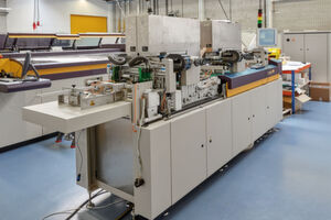Wird eine der Lasereinheiten in die Wartungsposition gekurbelt, muss die komplette Maschine ausgeschaltet werden. Wird eine der Lasereinheiten in die Wartungsposition gekurbelt, muss die komplette Maschine ausgeschaltet werden.