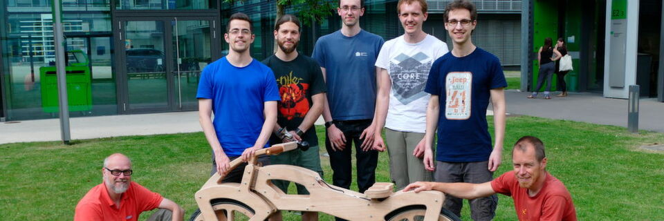 An der Draisine 200.0 arbeiteten (v.l.n.r.) Holger Hermanns, Gereon Fox, Gilles Nies, Felix Freiberger, Florian Schießl, Sebastian Biewer und der belgische Fahrrad-Ingenieur Dries Callebaut. Das Projekt wurde mit dem Preisgeld des ERC Advanced Grant finanziert. An der Draisine 200.0 arbeiteten (v.l.n.r.) Holger Hermanns, Gereon Fox, Gilles Nies, Felix Freiberger, Florian Schießl, Sebastian Biewer und der belgische Fahrrad-Ingenieur Dries Callebaut. Das Projekt wurde mit dem Preisgeld des ERC Advanced Grant finanziert.