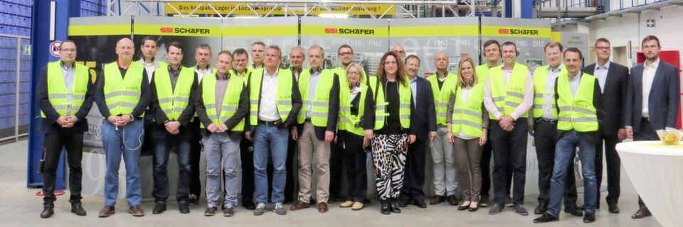 Mit dem Bundesverband E-Commerce und Versandhandel Deutschland e. V. (BEVH) begrüßte SSI Schäfer die 1000. Besuchergruppe im Technologiezentrum Giebelstadt. Mit dem Bundesverband E-Commerce und Versandhandel Deutschland e. V. (BEVH) begrüßte SSI Schäfer die 1000. Besuchergruppe im Technologiezentrum Giebelstadt.