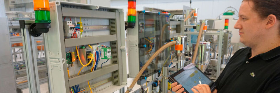Künstliche Intelligenz macht‘s möglich: Der moderne Automatisierer „programmiert“ ohne Programmcode. Künstliche Intelligenz macht‘s möglich: Der moderne Automatisierer „programmiert“ ohne Programmcode.