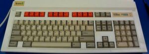 Der Acorn Archimedes A3000 ist klassischen Tastaturcomputern wie dem Atari ST und dem Amiga 500 nachempfunden. Das rechte Typschild trägt das Logo „British Broadcasting Corporation Microcomputer System“ Der Acorn Archimedes A3000 ist klassischen Tastaturcomputern wie dem Atari ST und dem Amiga 500 nachempfunden. Das rechte Typschild trägt das Logo „British Broadcasting Corporation Microcomputer System“
