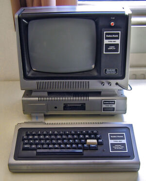 Der TRS-80 Model 1, im Volksmund aufgrund einiger technischer Mängel auch gerne als "Trash-80" verspottet. Dank eines fest etablierten Distributionskanals mauserte sich der Heimcomputer, eines der ersten Komplettsysteme seiner Art, dennoch zum Verkaufsschlager. Der TRS-80 Model 1, im Volksmund aufgrund einiger technischer Mängel auch gerne als "Trash-80" verspottet. Dank eines fest etablierten Distributionskanals mauserte sich der Heimcomputer, eines der ersten Komplettsysteme seiner Art, dennoch zum Verkaufsschlager.
