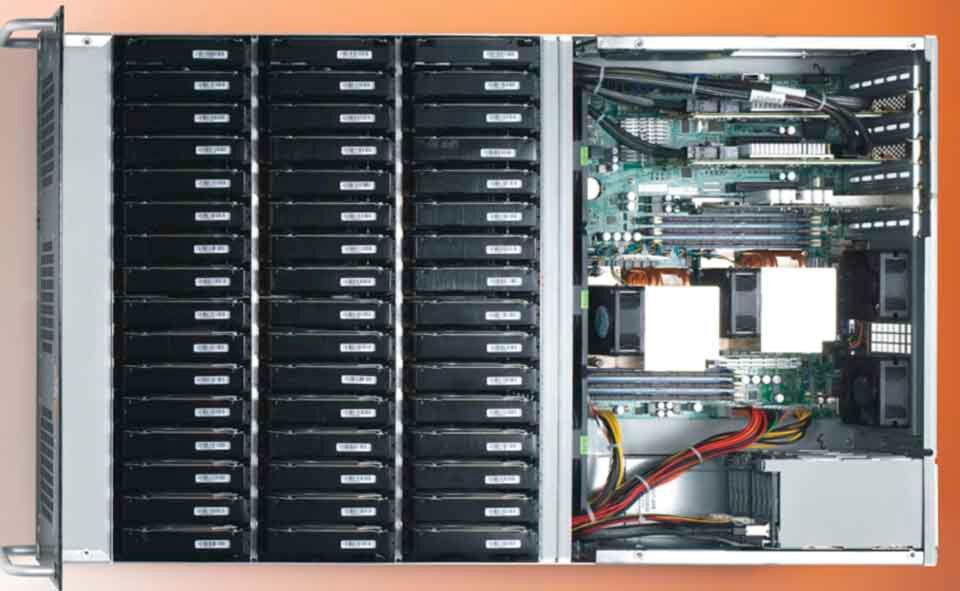 Einblick in den Top-Loader BigFoot XXLarge mit 576 TByte Kapazität in 4 Höheneinheiten. Einblick in den Top-Loader BigFoot XXLarge mit 576 TByte Kapazität in 4 Höheneinheiten.