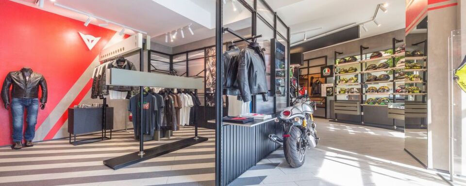 Fokus des neuen Dainese-Stores in Berlin ist das Konzept „Raum im Raum“. Fokus des neuen Dainese-Stores in Berlin ist das Konzept „Raum im Raum“.