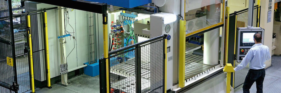 IHU-Anlage am Fraunhofer-Institut für Werkzeugmaschinen und Umformtechnik IWU in Chemnitz, auf der die Versuche mit 7xxx-Aluminiumlegierungen durchgeführt wurden. IHU-Anlage am Fraunhofer-Institut für Werkzeugmaschinen und Umformtechnik IWU in Chemnitz, auf der die Versuche mit 7xxx-Aluminiumlegierungen durchgeführt wurden.