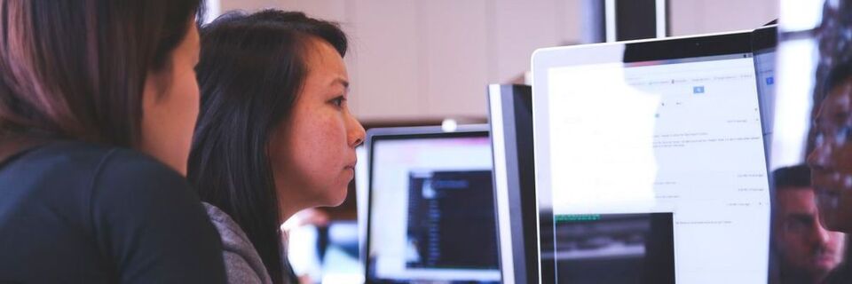 Vier Augen sehen mehr als zwei: Beim Pair Programming kümmern sich zwei Personen um denselben Quellcode. Vier Augen sehen mehr als zwei: Beim Pair Programming kümmern sich zwei Personen um denselben Quellcode.