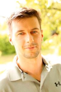 Patrik Ruhdorfer ist Physiotherapeut und hilft mit Corpus Motum Büroangestellten typische Probleme wie Rückenschmerzen endlich selbst in die Hand zu nehmen. Er bereitet jeden Vielsitzer ideal auf den Büroalltag vor, damit er noch lange voll gesund und leistungsfähig bleibt. Patrik Ruhdorfer ist Physiotherapeut und hilft mit Corpus Motum Büroangestellten typische Probleme wie Rückenschmerzen endlich selbst in die Hand zu nehmen. Er bereitet jeden Vielsitzer ideal auf den Büroalltag vor, damit er noch lange voll gesund und leistungsfähig bleibt.