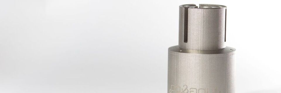 Ein additiv gefertigter Dosenabfüller kann in einem Arbeitsgang, ohne Montage dafür aber on demand in einer Woche gefertigt werden. Das verbesserte additive Bauteil ist zudem um 35 % leichter als das konventionelle. Ein additiv gefertigter Dosenabfüller kann in einem Arbeitsgang, ohne Montage dafür aber on demand in einer Woche gefertigt werden. Das verbesserte additive Bauteil ist zudem um 35 % leichter als das konventionelle.