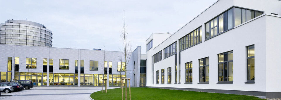 1 Konstruktion, Soft- und Hardwareentwicklung, Produktion und Applikation - alles unter einem Dach: Vor zehn Jahren bezog Gerstel die Firmenzentrale am Eberhard-Gerstel-Platz 1 in Mülheim an der Ruhr. 1 Konstruktion, Soft- und Hardwareentwicklung, Produktion und Applikation - alles unter einem Dach: Vor zehn Jahren bezog Gerstel die Firmenzentrale am Eberhard-Gerstel-Platz 1 in Mülheim an der Ruhr.