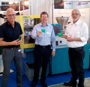 Von wegen „kein Blumentopf zu gewinnen“: Die Moulding Expo war für den Aussteller BOY ein voller Erfolg, heißt es. Auf einem Spritzgießautomaten BOY 25 E wurde ein dünnwandiges, flaches Formteil (Turn2Green) aus PP mit 30 g Spritzgewicht vollautomatisch gefertigt. Das MEX-Team (v.l) von Wirth Werkzeugbau, Dr. BOY und Plexpert vor der Spritzgießmaschine, in Händen vor Ort gefertigte Exponate. Von wegen „kein Blumentopf zu gewinnen“: Die Moulding Expo war für den Aussteller BOY ein voller Erfolg, heißt es. Auf einem Spritzgießautomaten BOY 25 E wurde ein dünnwandiges, flaches Formteil (Turn2Green) aus PP mit 30 g Spritzgewicht vollautomatisch gefertigt. Das MEX-Team (v.l) von Wirth Werkzeugbau, Dr. BOY und Plexpert vor der Spritzgießmaschine, in Händen vor Ort gefertigte Exponate.