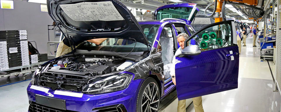 Volkswagen hat sich neue Ziele im Rahmen des Umweltprogramms „Think Blue. Factory.“ gesetzt. Aus 25 Prozent geringerem Ressourcenverbrauch werden jetzt 45 Prozent. Volkswagen hat sich neue Ziele im Rahmen des Umweltprogramms „Think Blue. Factory.“ gesetzt. Aus 25 Prozent geringerem Ressourcenverbrauch werden jetzt 45 Prozent.