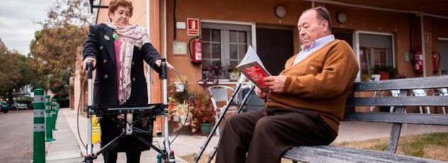 FriWalk, der Friendly Robot Walker, analysiert Gangmuster und bringt ältere Menschen über soziale Kontakte in Bewegung – sozusagen Rollator und Personal Trainer in einem. FriWalk, der Friendly Robot Walker, analysiert Gangmuster und bringt ältere Menschen über soziale Kontakte in Bewegung – sozusagen Rollator und Personal Trainer in einem.