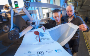 Dr. Georg Schmidt (l.) und Student Robert Eland kontrollieren an einer Rolle-zu-Rolle-Druckmaschine im Labor der Professur Printmedientechnik die Qualität eines Probedruckes. Dr. Georg Schmidt (l.) und Student Robert Eland kontrollieren an einer Rolle-zu-Rolle-Druckmaschine im Labor der Professur Printmedientechnik die Qualität eines Probedruckes.