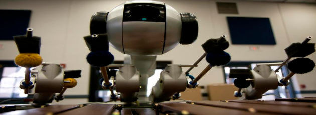 Shimon, ein Marimba-spielender Roboter des Center of Music Technology and School of Music des Georgia Institute of Technology, komponiert mit Hilfe von Deep Learning seine eigenen Musikstücke. Shimon, ein Marimba-spielender Roboter des Center of Music Technology and School of Music des Georgia Institute of Technology, komponiert mit Hilfe von Deep Learning seine eigenen Musikstücke.