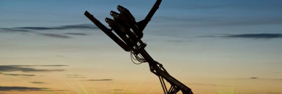 Der amerikanische Robotik-Künstler Christian Ristow präsentierte bereits beim Burning Man seine riesige, hydraulisch betriebene Roboterhand. Der amerikanische Robotik-Künstler Christian Ristow präsentierte bereits beim Burning Man seine riesige, hydraulisch betriebene Roboterhand.