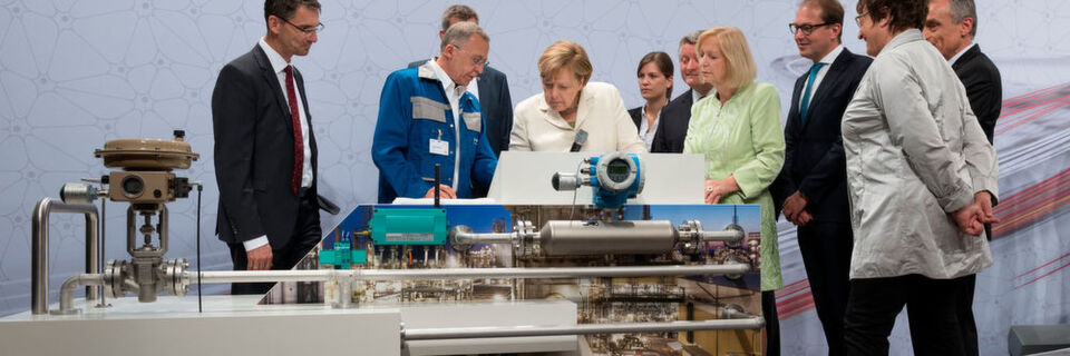 Eine Plattform für Indutrie 4.0 in der Chemie: BASF, SAP, Pepperl+Fuchs, Samson und Endress+Hauser präsentierten Bundeskanzlerin Angela Merkel gemeinsam die Möglichkeiten der Digitalisierung. Eine Plattform für Indutrie 4.0 in der Chemie: BASF, SAP, Pepperl+Fuchs, Samson und Endress+Hauser präsentierten Bundeskanzlerin Angela Merkel gemeinsam die Möglichkeiten der Digitalisierung.