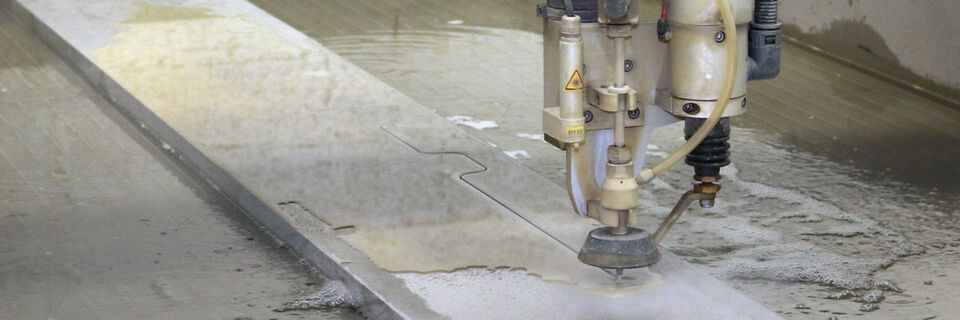 Das T-Modell von Water Jet Sweden mit einem Abrasiv-Wasserstrahlschneidsystem von 3 m x 2 m. Das T-Modell von Water Jet Sweden mit einem Abrasiv-Wasserstrahlschneidsystem von 3 m x 2 m.